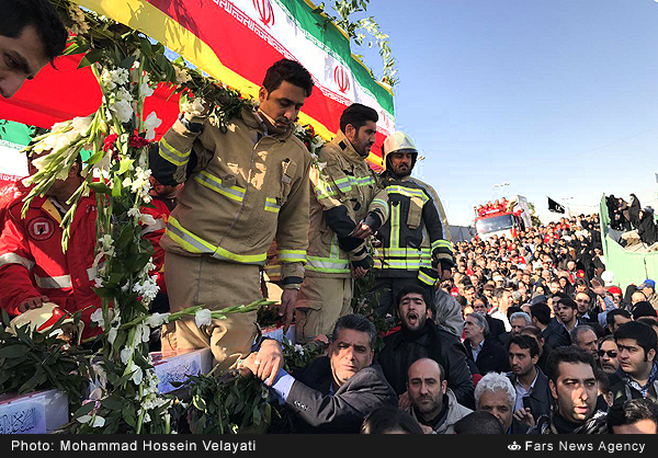 وداع با ۱۶ آتش‌نشان شهید/ در حال به روزرسانی ایستاده‌ام چو شمع مترسان زآتشم/ حضور گسترده مردم قدردان تهران در مراسم تشییع پیکر ۱۶ شهید آتش‌نشان/گل‌افشانی بالگردها بر فراز مسیر بدرقه شهدای آتش‌نشان/ حضور رؤسای مجلس و قوه قضائیه؛ غیبت روحانی+فیلم و تصاویر