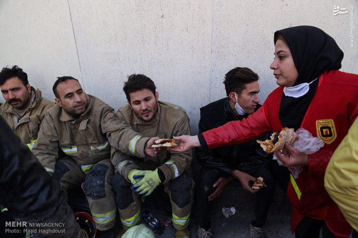 عکس/ خدمات‌رسانی زنان آتشنشان در حادثه پلاسکو