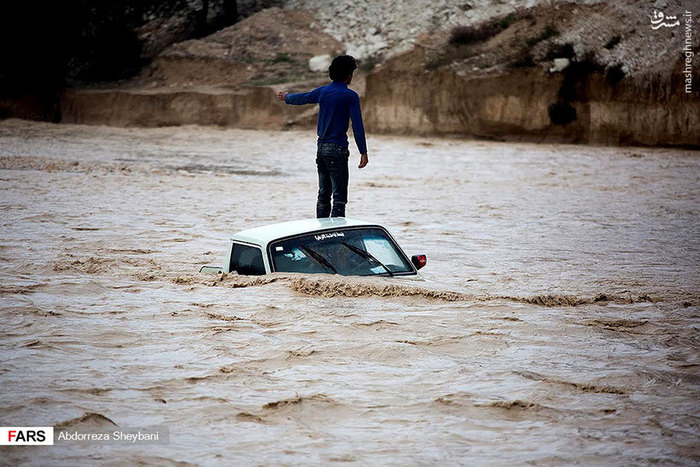 لحظه نجات خودروی غرق شده در سیل