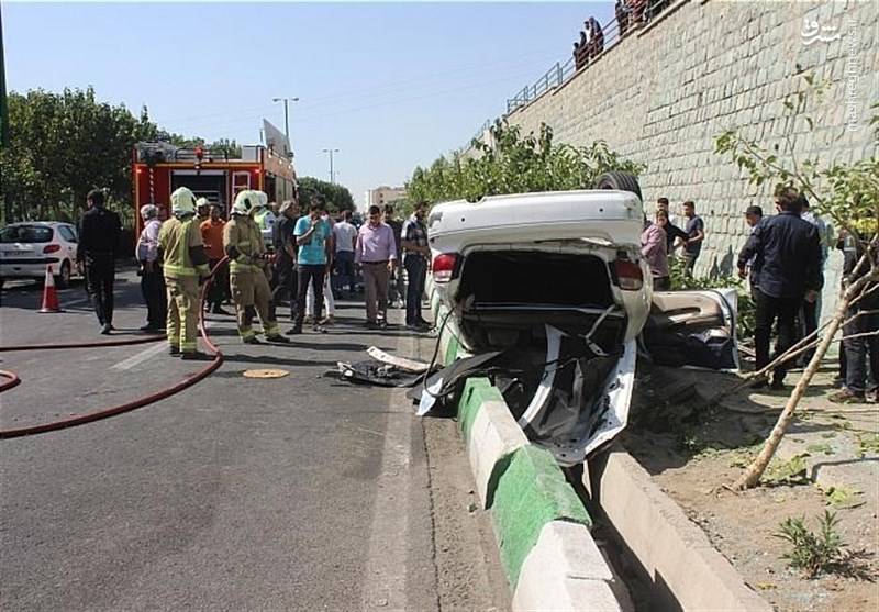 عکس/ واژگونی ماکسیما روی جوی آب در تهران