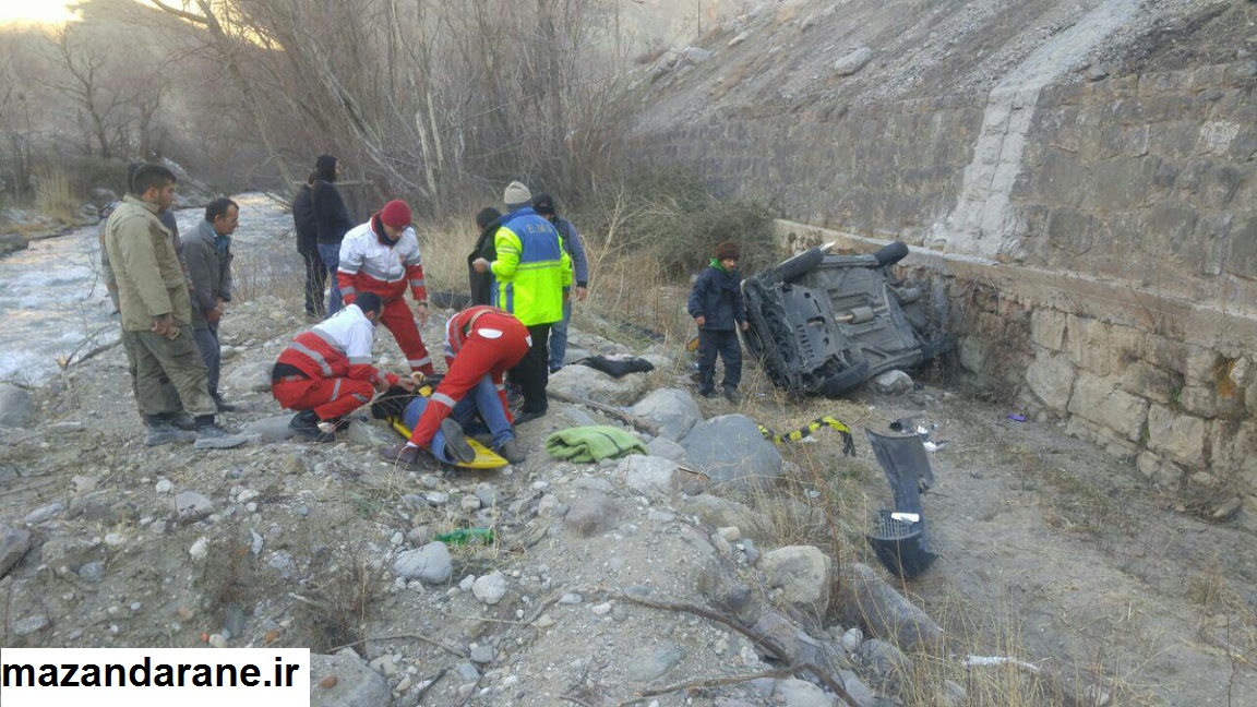 سقوط خودرو به دره با ۲ مصدوم در محور هراز