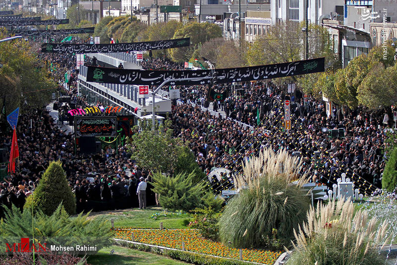 هم‌زمان با سالروز شهادت امام رضا(ع)؛ مشهد مقدس غرق در ماتم امام مهربانی‌ها/ حضور میلیونی عزاداران در خیابان‌های منتهی به حرم مطهر رضوی