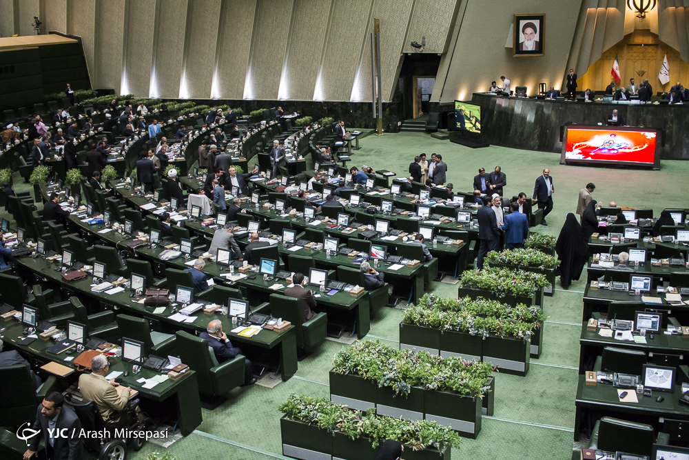 ورود حاشیه‌دار نمایندگان مستعفی اصفهان به صحن علنی/ نمایندگان سه استان دیگر در مجلس تحصن کردند