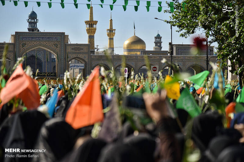 عکس/ گلباران حرم مطهر رضوی